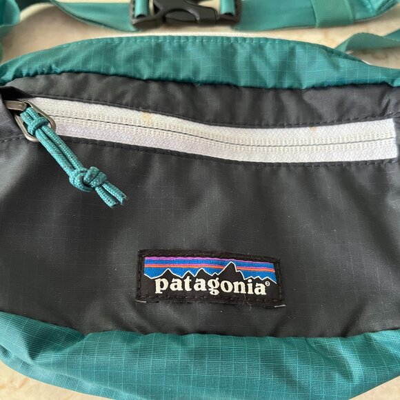Patagonia Ultralight Black Hole® Mini Hip Pack 1L Teal and Black - Picture 2 of 6